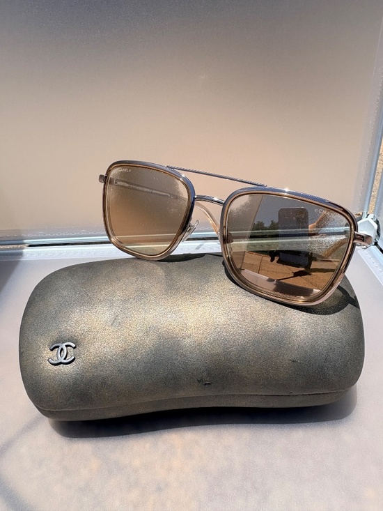 CHANEL 4241 metal pilot sunglasses in gold with mirrored lenses. main image 15